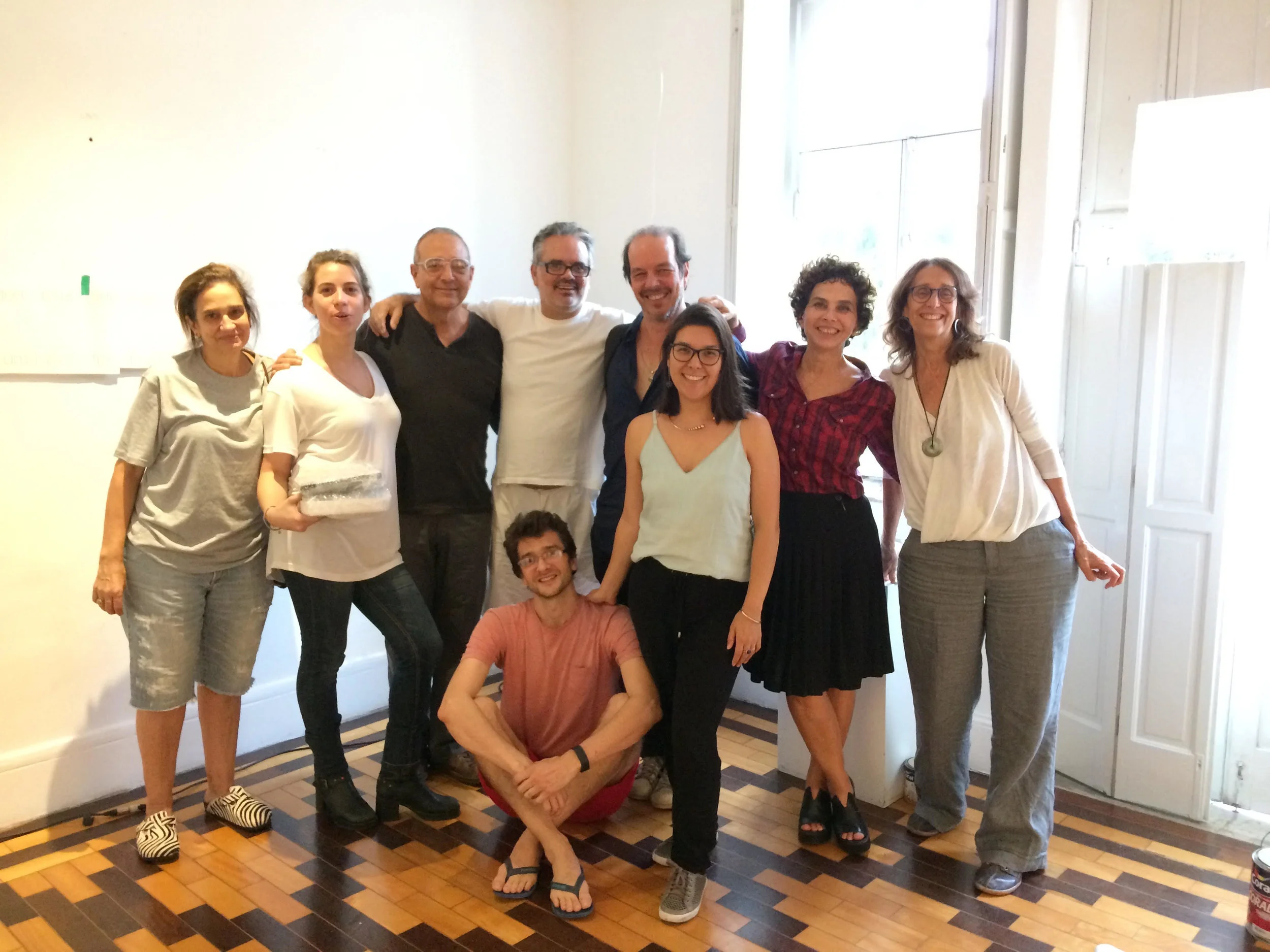 Ana Carolina Fernandes, Adriana Braga, Rogério Reis, Paulo Marcos, Marcos Bonisson, Mayra Rofrigues, Kitty Paranaguá, Thiago Barros (sentado) e Ana Dalloz