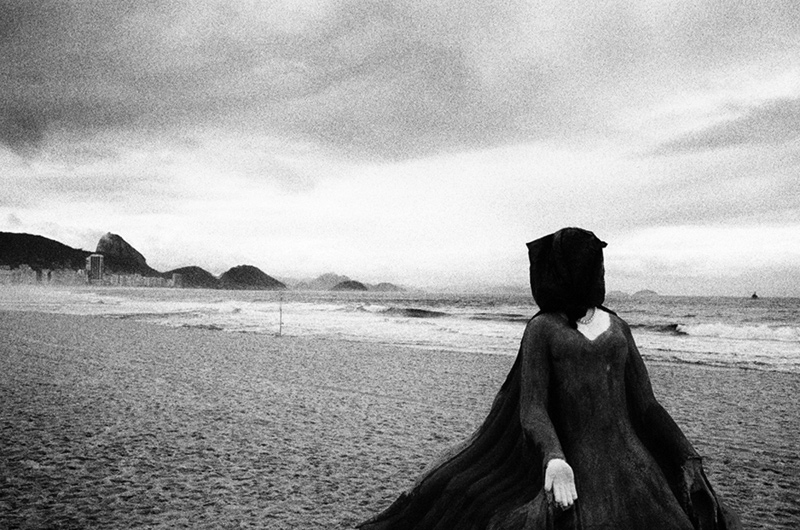 mulher-praia-copacabana-kittyparanagua.jpg