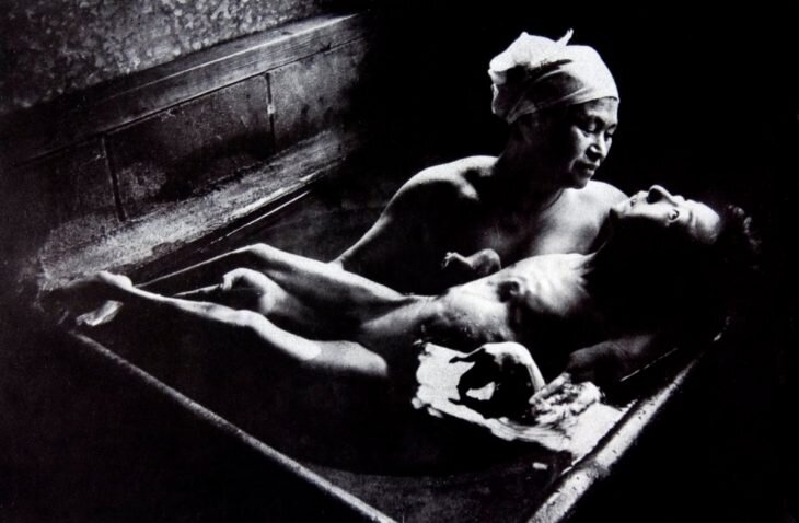 Eugene-Smith-Tomoko-Uemura-em-seu-banho-1971-730x478.jpeg