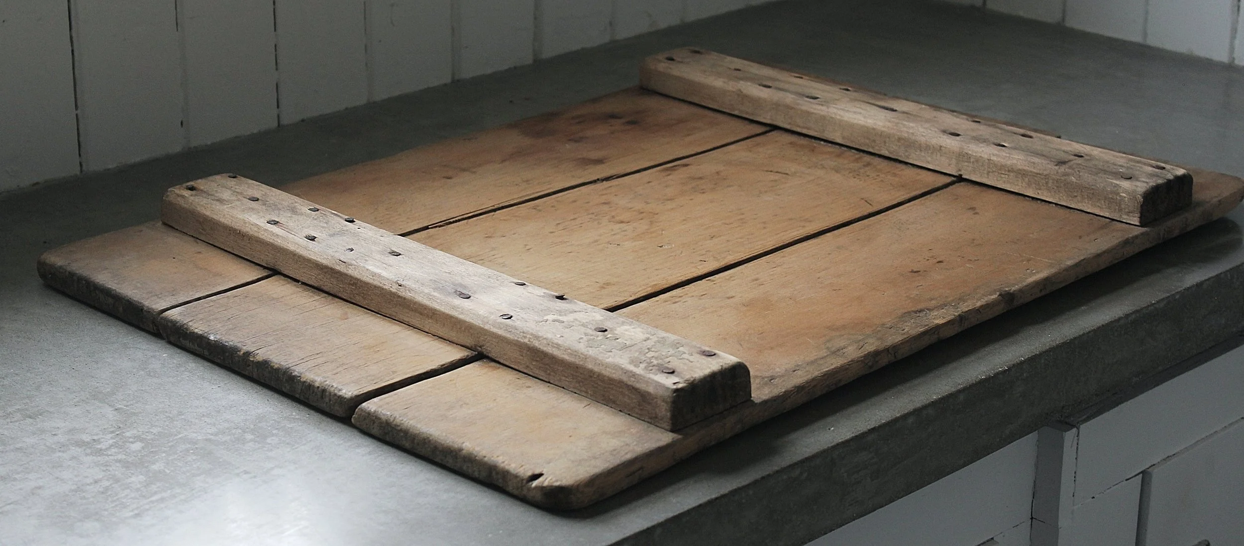Large_Pine_Antique_Breadboard5_SS.jpg