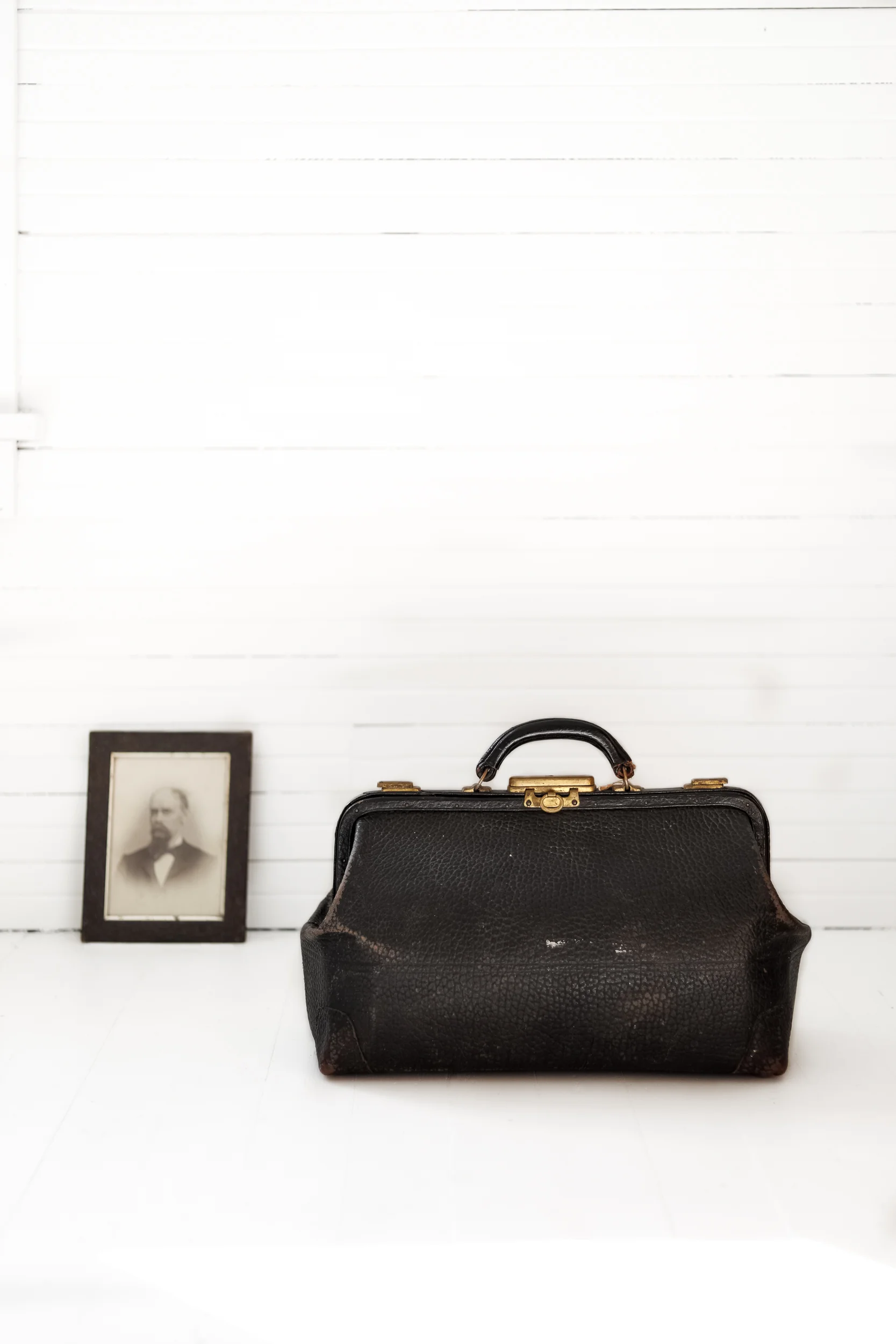 Antique_Black_Leather_Bag6.jpg