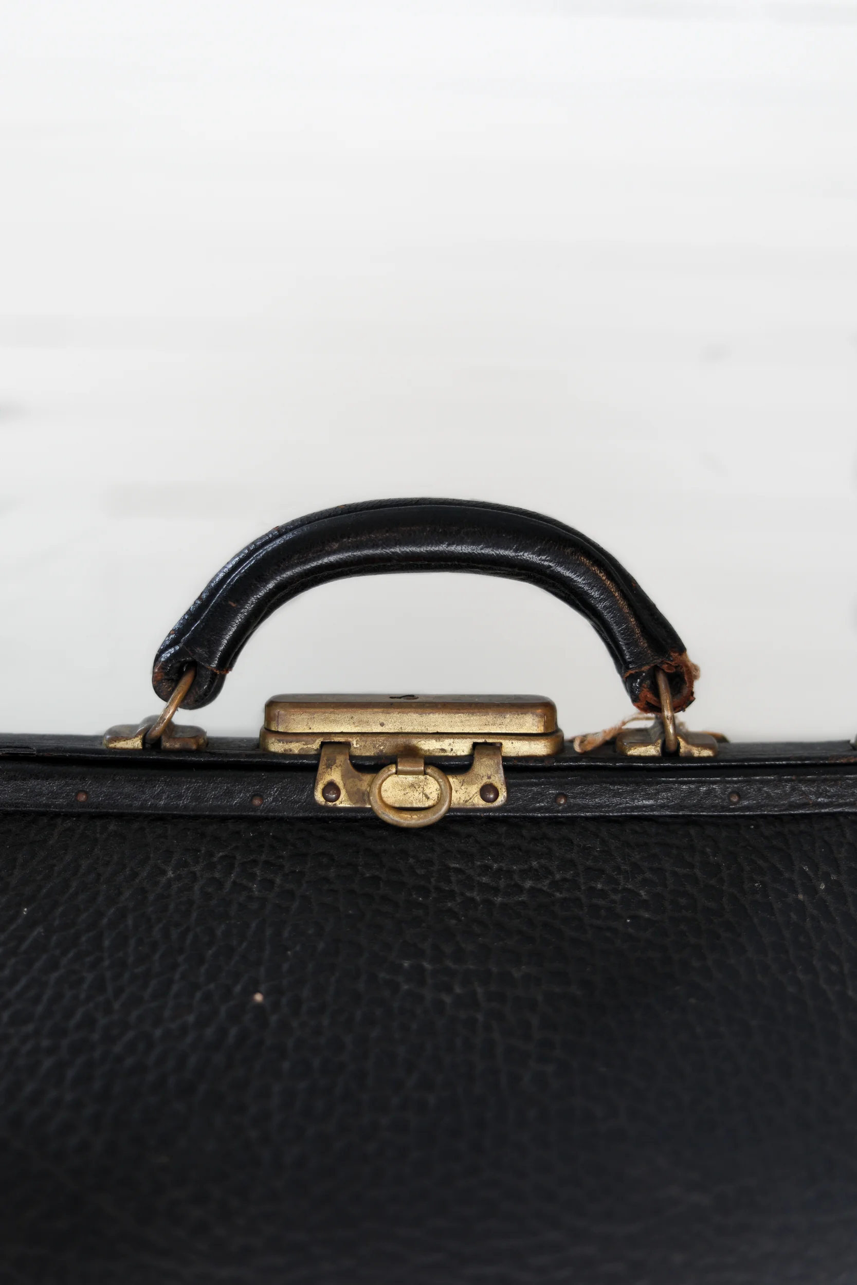 Antique_Black_Leather_Bag5.jpg