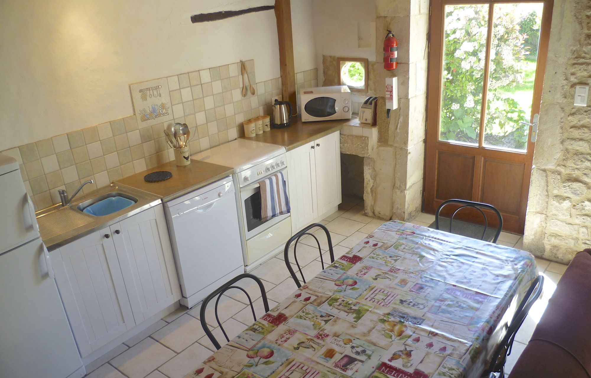 Dove Kitchen table P1000773.jpg