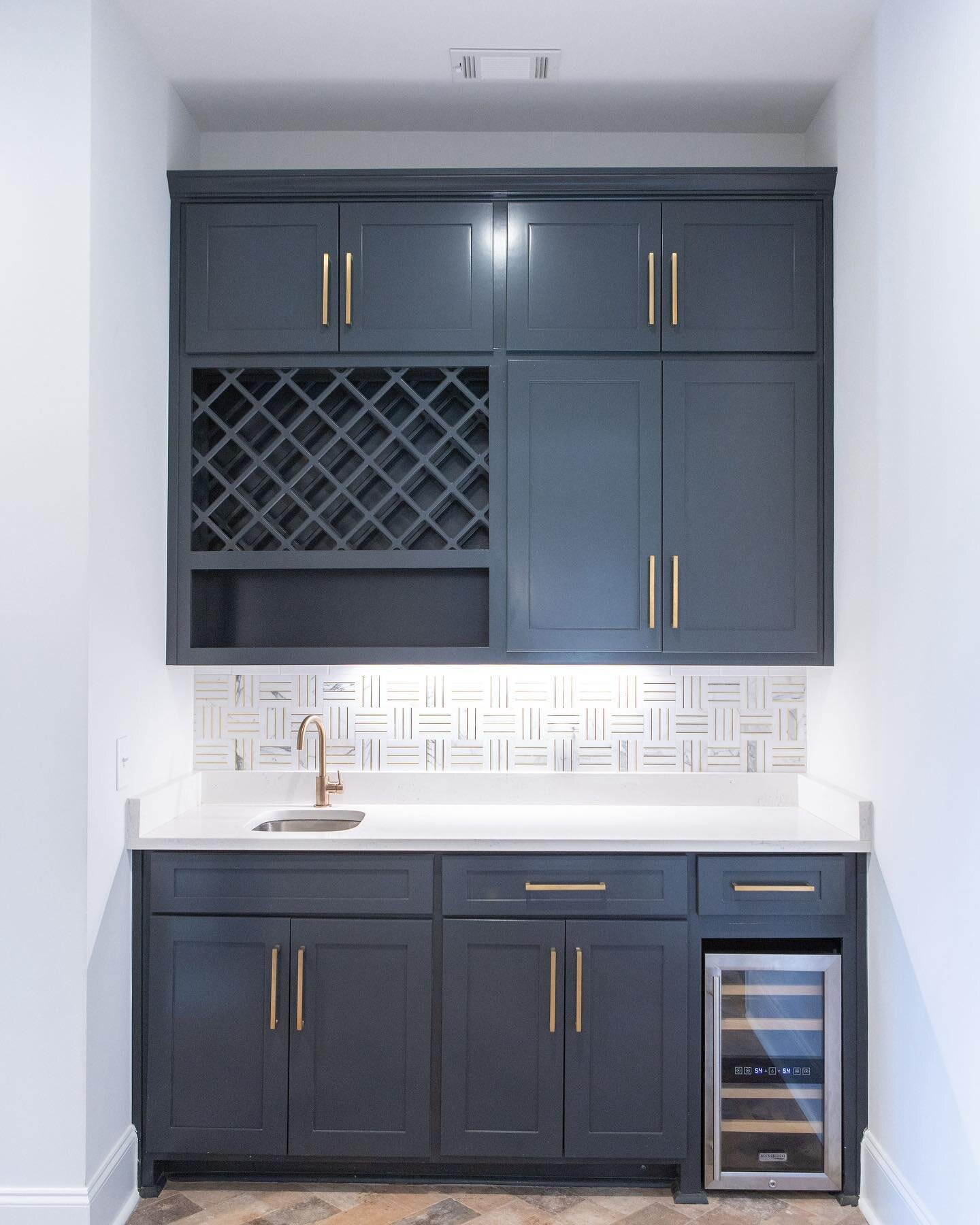 We can&rsquo;t get over this custom butler&rsquo;s pantry design for one of our clients! #kellywatsondesigner #ryanwatsonbuilder #landmarkproperties
.
.
.
.
.
.
.
.
.
.
.
#butlerspantry #custombutlerspantry #butlerspantrydesign #customhomebuilders #r