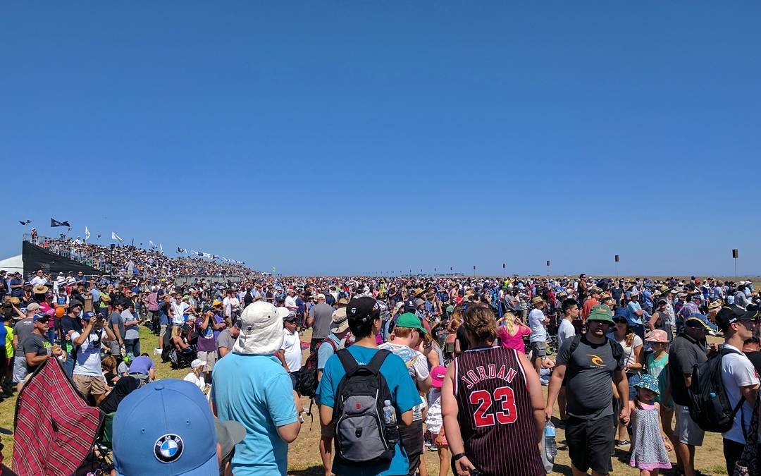  Huge crowd watching the flying display at #Airshow2017 :) 
