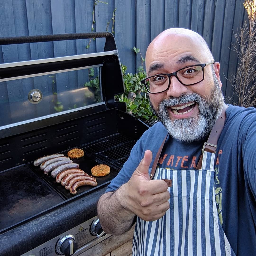  Thumbs up for a Monday barbecue! - with @nadianiaz 