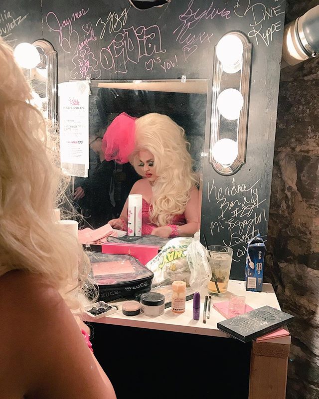 Backstage with @jaymesmansfield at @d.i.x._milwaukee for the #RuPaul #DragRace premiere party. ❤️🎀💅🏼💕 :
:
:
#milwaukee #drag #celebrity #tobaccofree #smokefree #beauty #JaymesMansfield #rupaulsdragrace #backstage #publichealth #hero #perforder #t