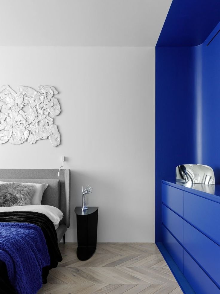 Forrest_Glover_Design_Home_Decor_Blog_Trends_Fall_2025_2024_Early_Look_Interior_Design_Trends_Color_Cobalt_Blue_Yves_Klein_Blue_Accent_Wall_01.jpeg