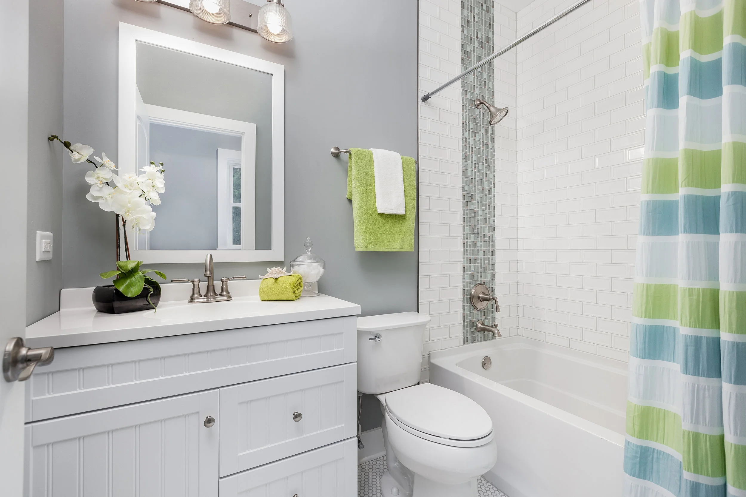 Main Floor Full Bathroom.jpg