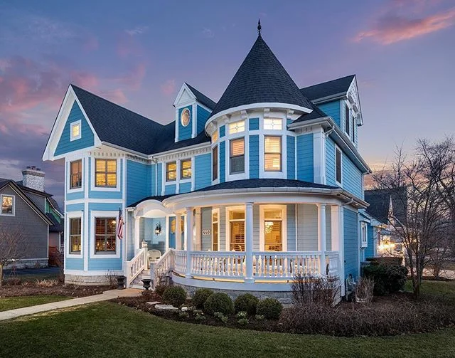 Loving the blue on this gorgeous home in Naperville, Illinois. Presented by @thevillerealty #realestate #realestateagent #realty #photography #realestatephotography #realestatephotographer #luxuryhome #luxuryproperty #luxuryrealestate #naperville #ho