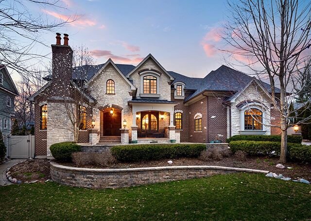 Really enjoy watching a home come to life during a twilight shoot. This Naperville home didn't disappoint. #realestatephotography #realestate #realty #realtor #napervillerealestate #luxuryhome #luxuryproperty #mansion #customhome #milliondollarlistin
