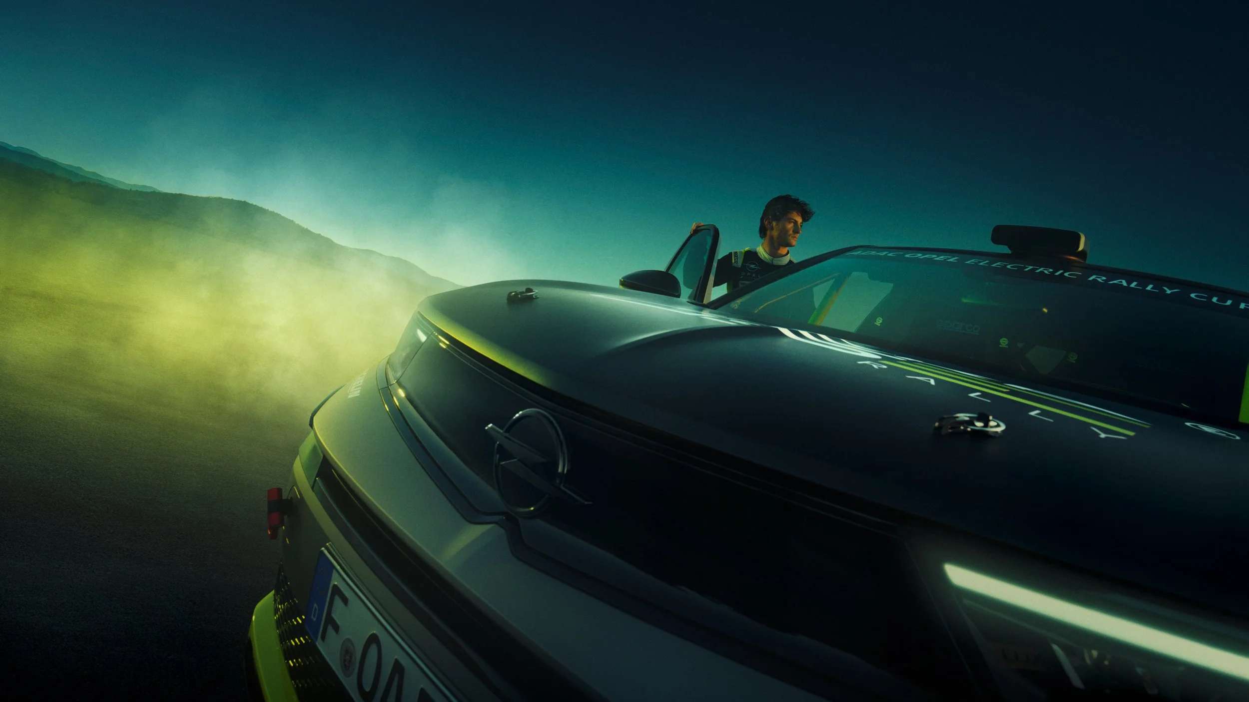 OPEL-MOKKA-RALLY-REVEAL-L-2025-BEV-STILL-IMAGE-TALENT-SIDE-CLEAN_rgb.jpg