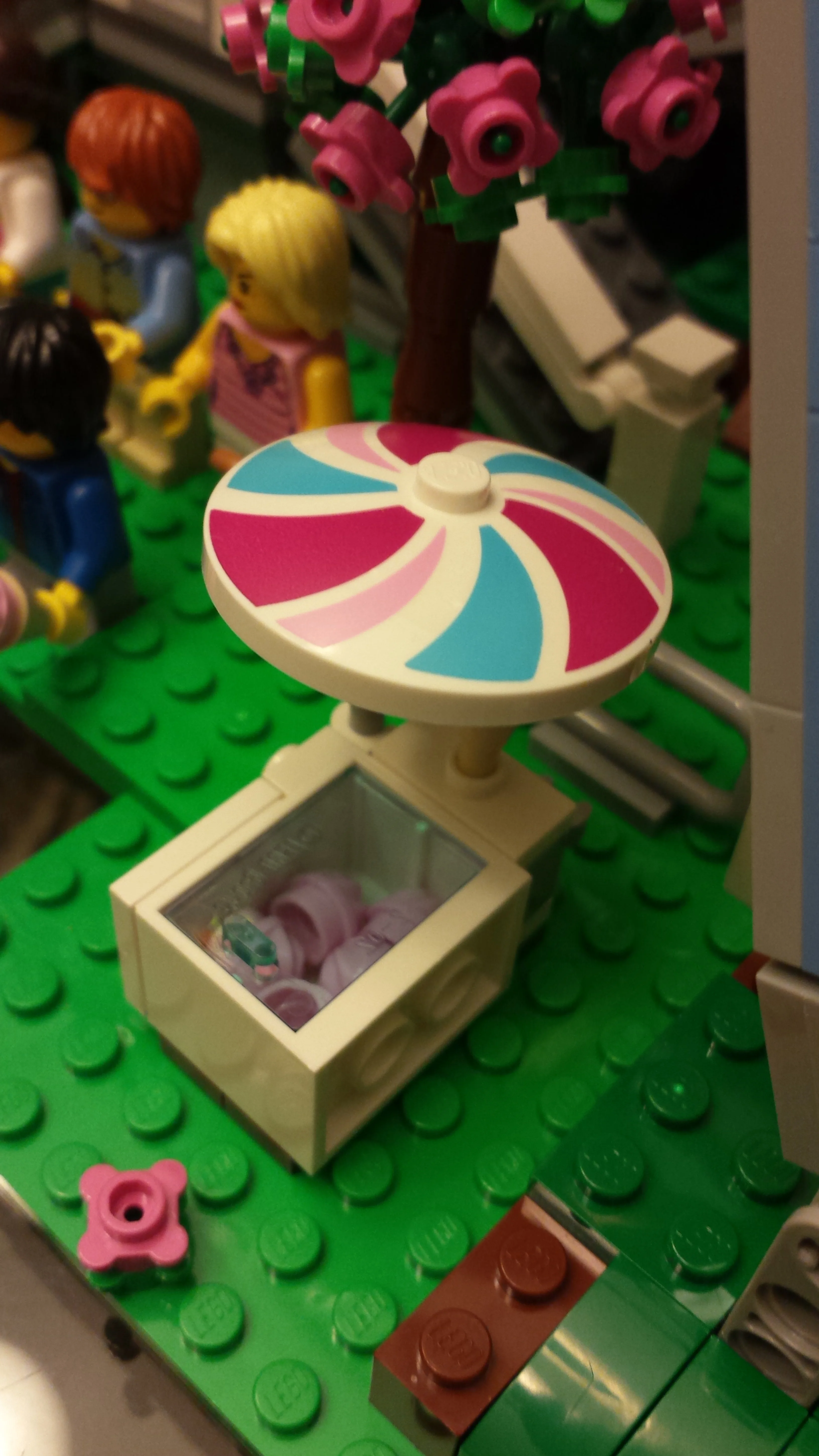 We all scream for... modified 1x1 round bricks.