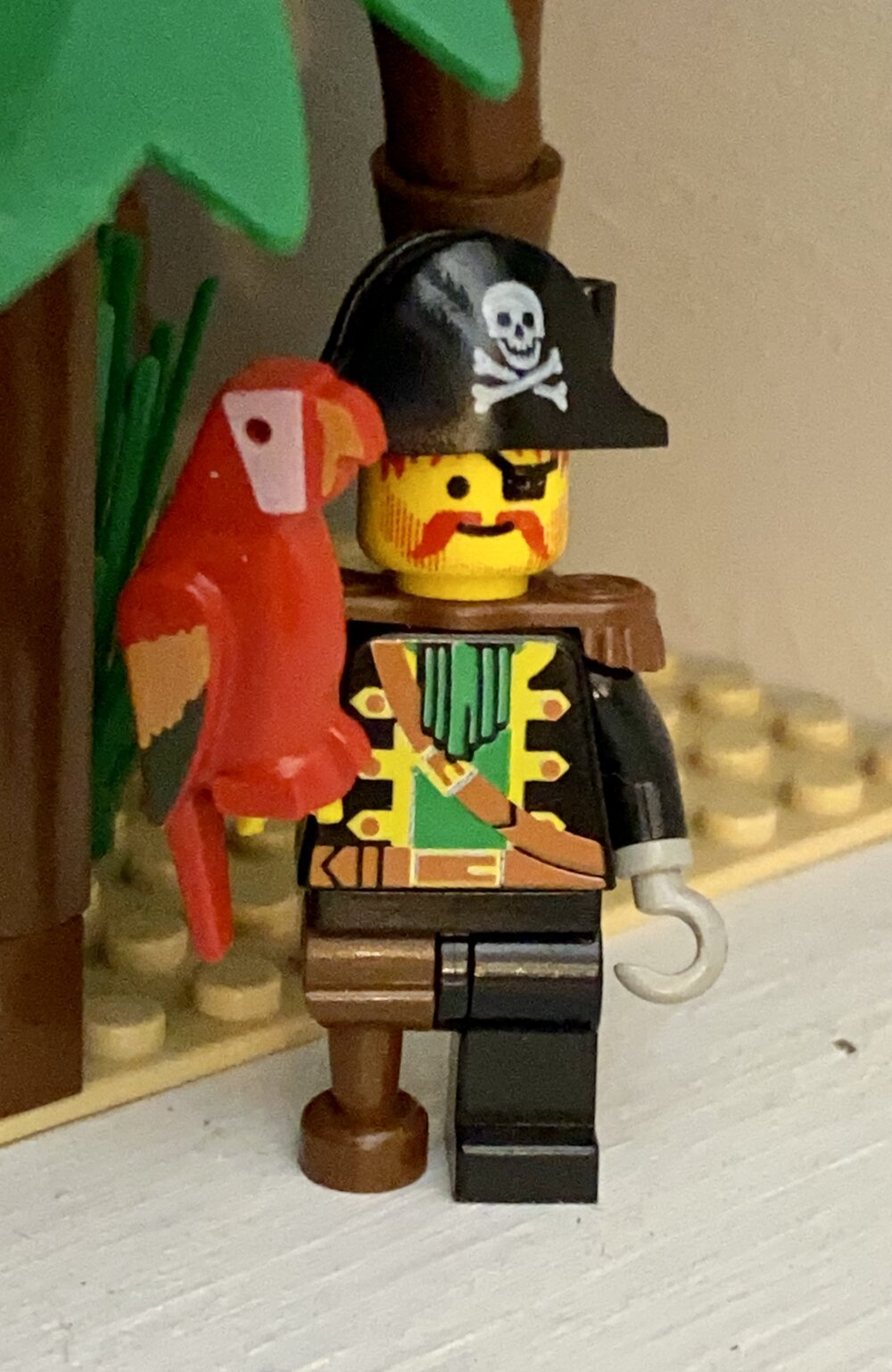 photograph (circa 2021) of LEGO’s 1989 rendition of Redbeard and Popsy. Via my collection of pirates.