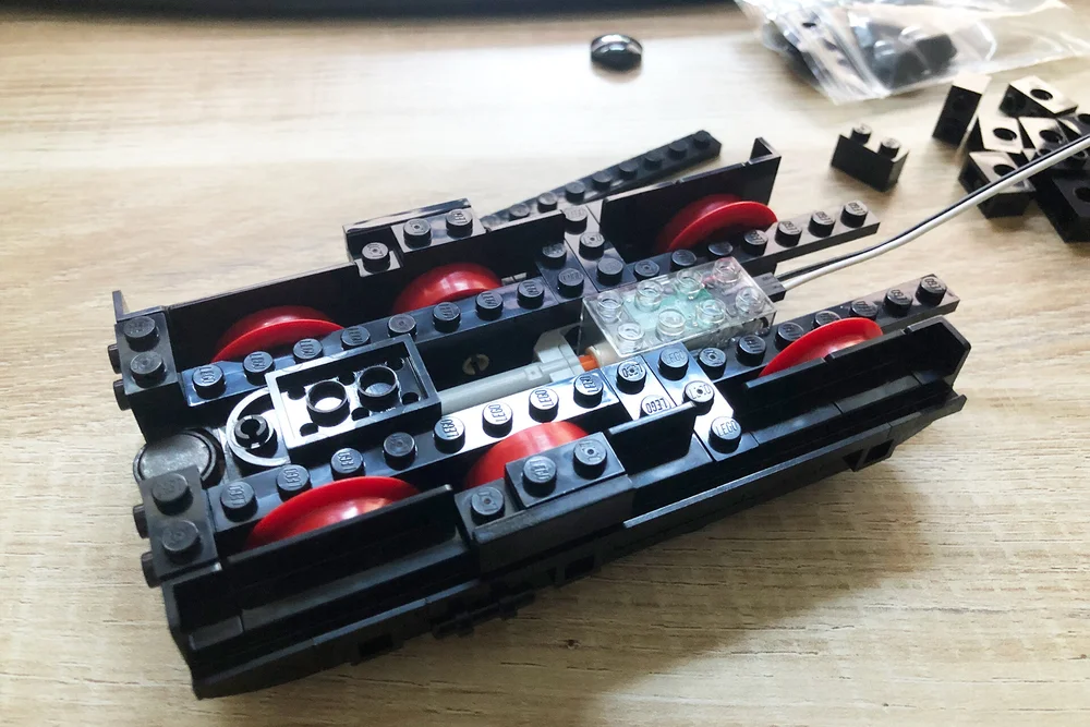  The tender with the decoupling mechanism driven by a Circuit Cubes engine. Pulled back position of the coupling magnet. 