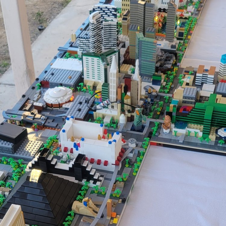 Las Vegas Skyline  Cool lego creations, Vegas skyline, Lego