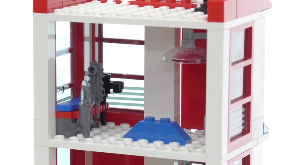  A chainsaw, a circular saw and a laser gun - really selling kids on the operating room with this one - Source:  JANG’s LEGO Reviews  