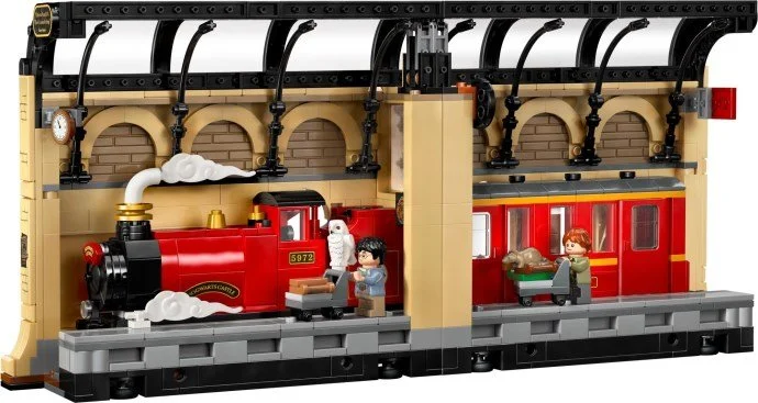 Hogwarts Express Book Nook.jpg