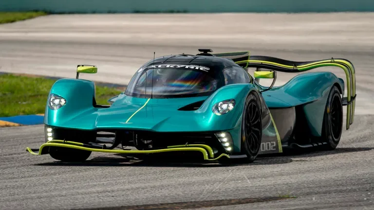 045-2022-aston-martin-valkyrie-amr-pro-first-ride.webp