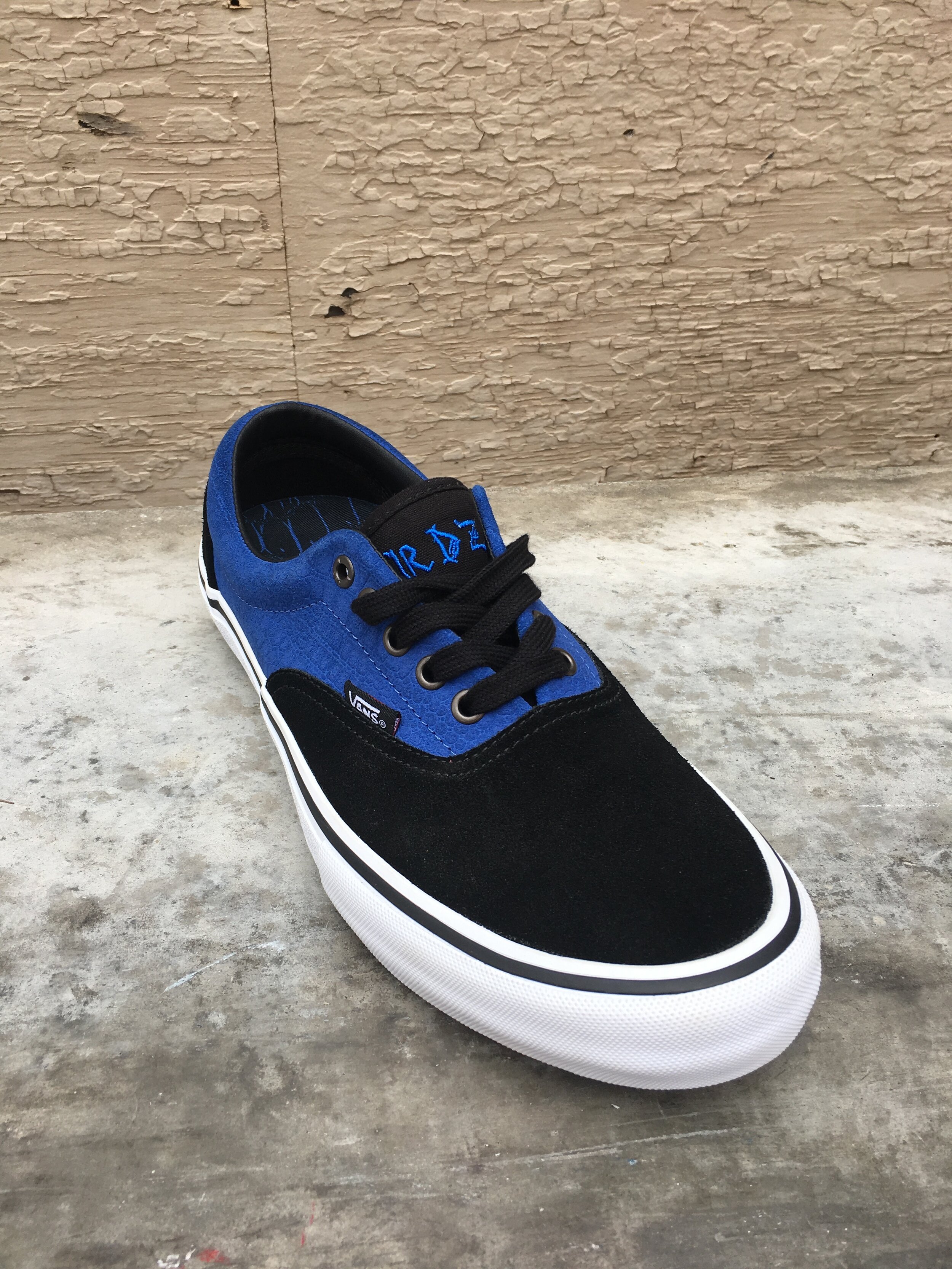 vans era black blue