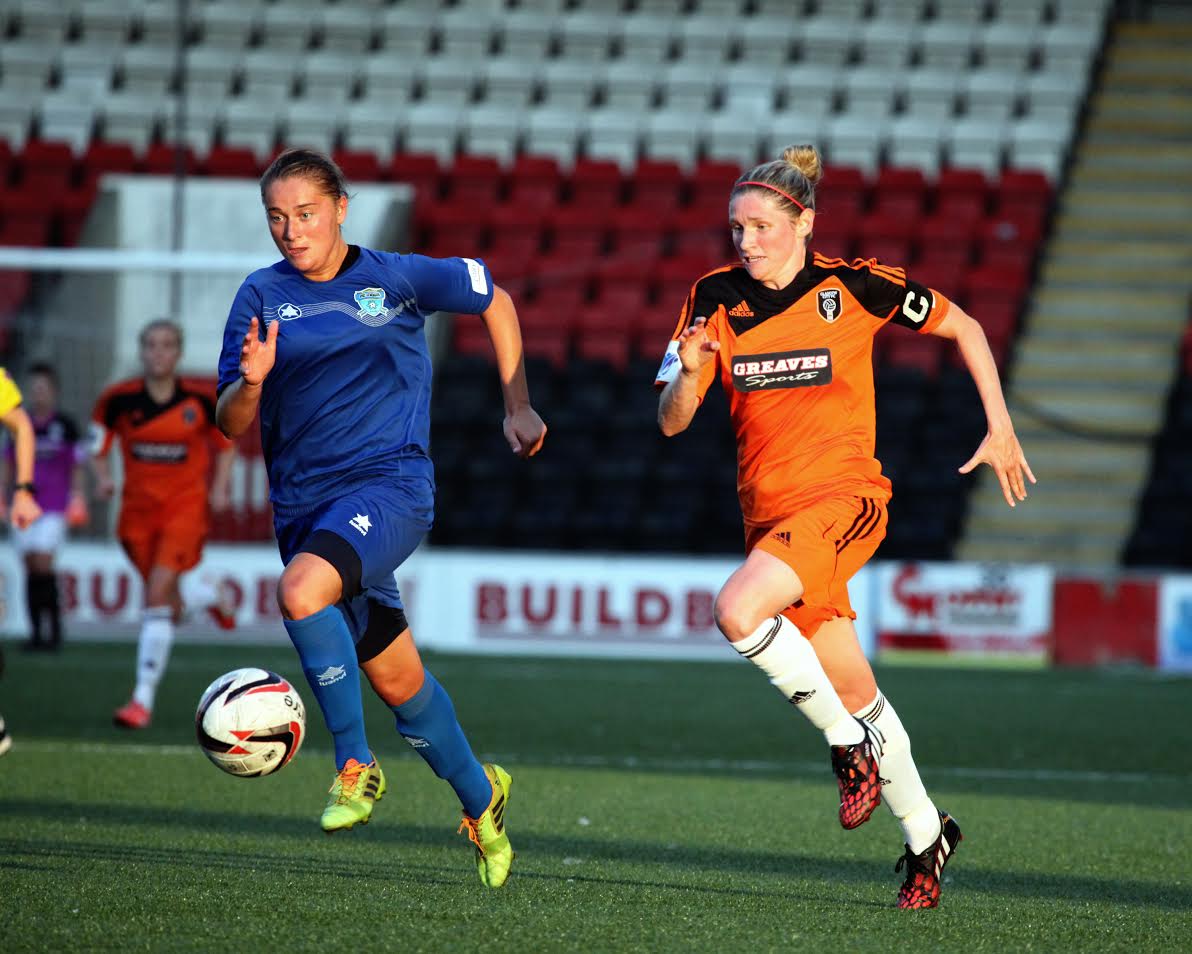 Captain Leanne Ross attacks Zamky defence. Image by Andy Buist