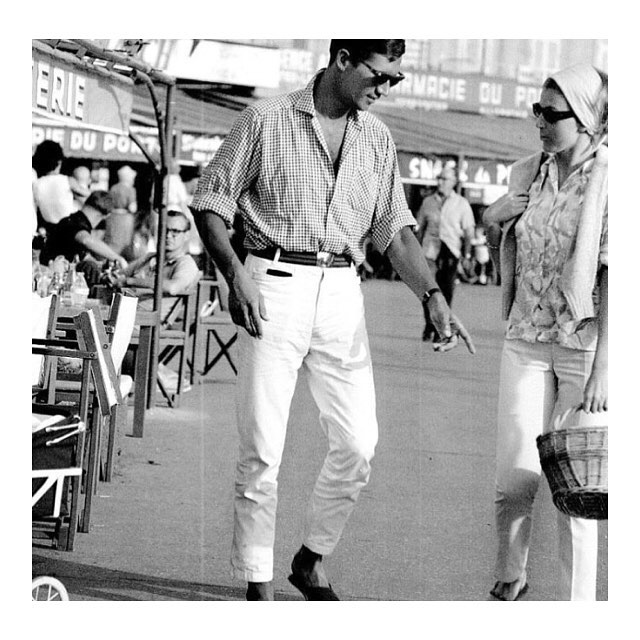 Love the riviera swag of this gent in the street of St. Tropez! The camp collar, pant hem, espadrilles spot on👌🏼🇫🇷