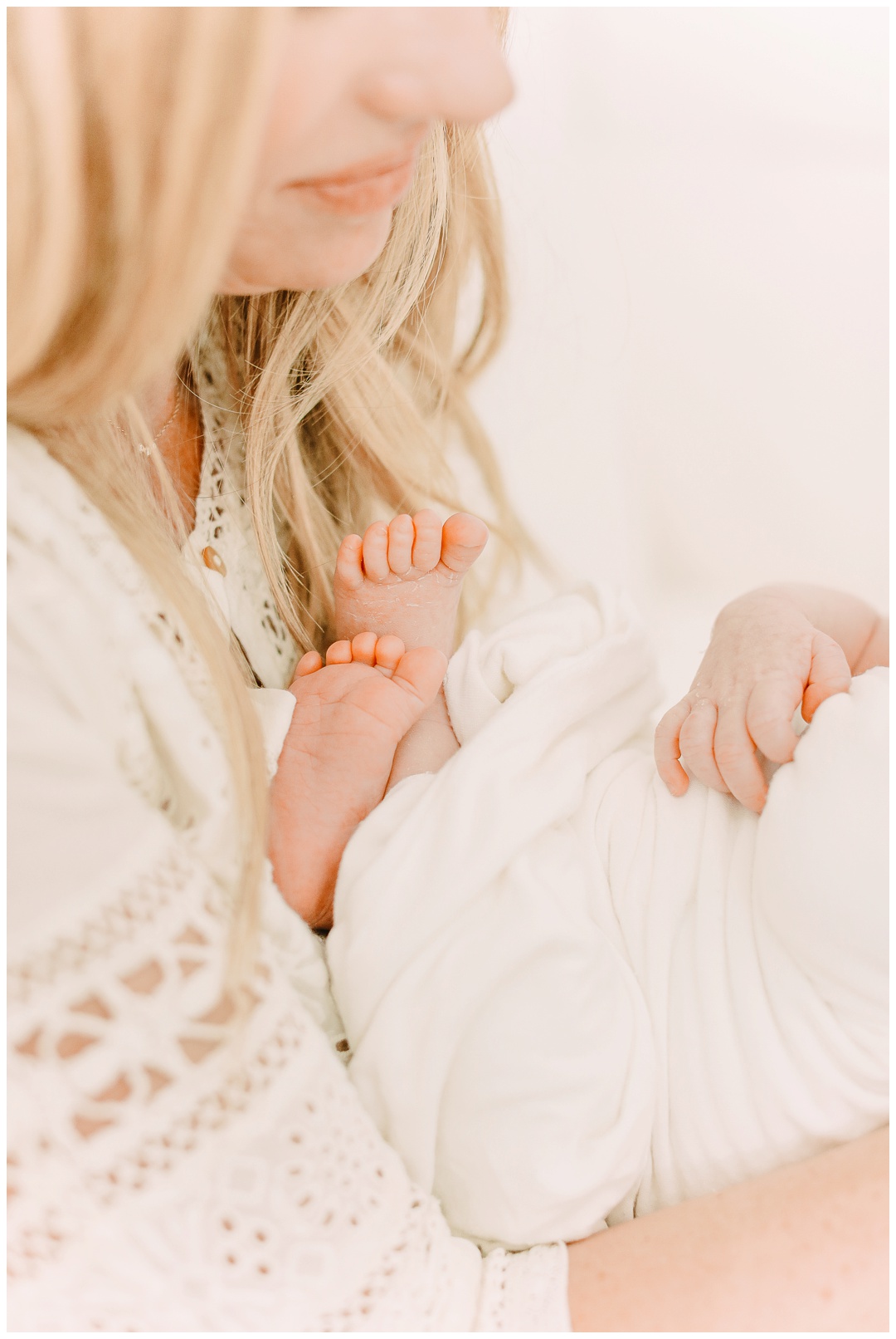 Newport_Beach_Newborn_Photographer_Lifestyle_Newborn_Photography_in_home_session_Cori_Kleckner_Photography_0944.jpg