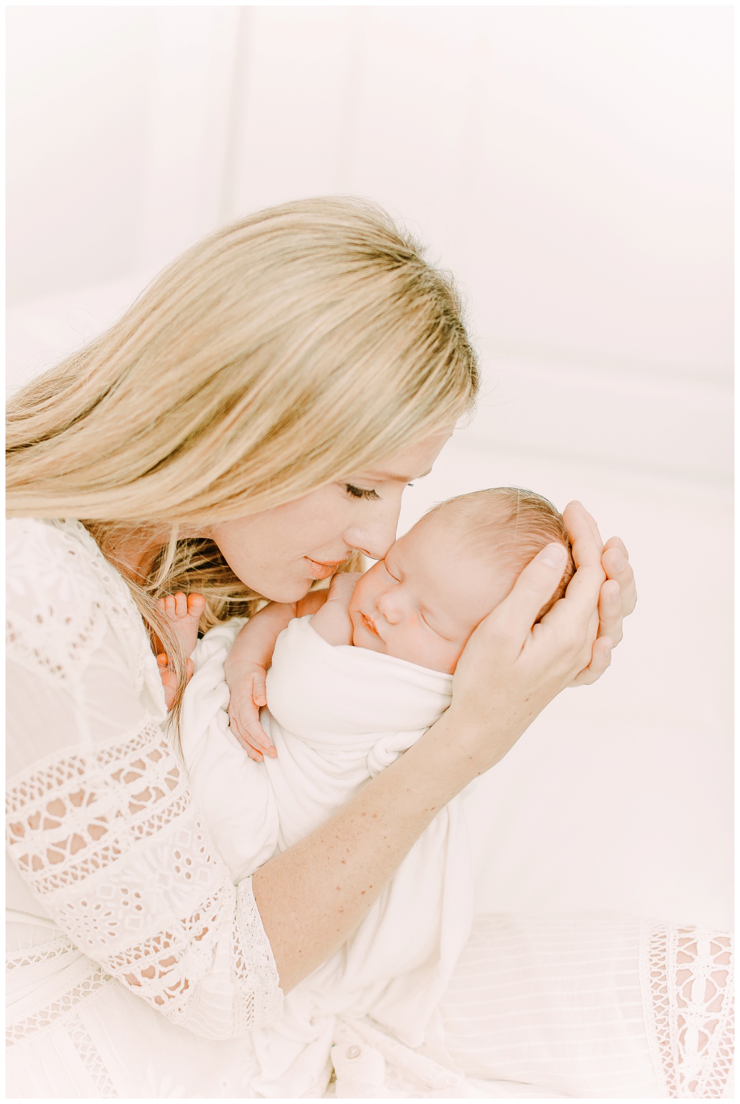 Newport_Beach_Newborn_Photographer_Lifestyle_Newborn_Photography_in_home_session_Cori_Kleckner_Photography_0960.jpg