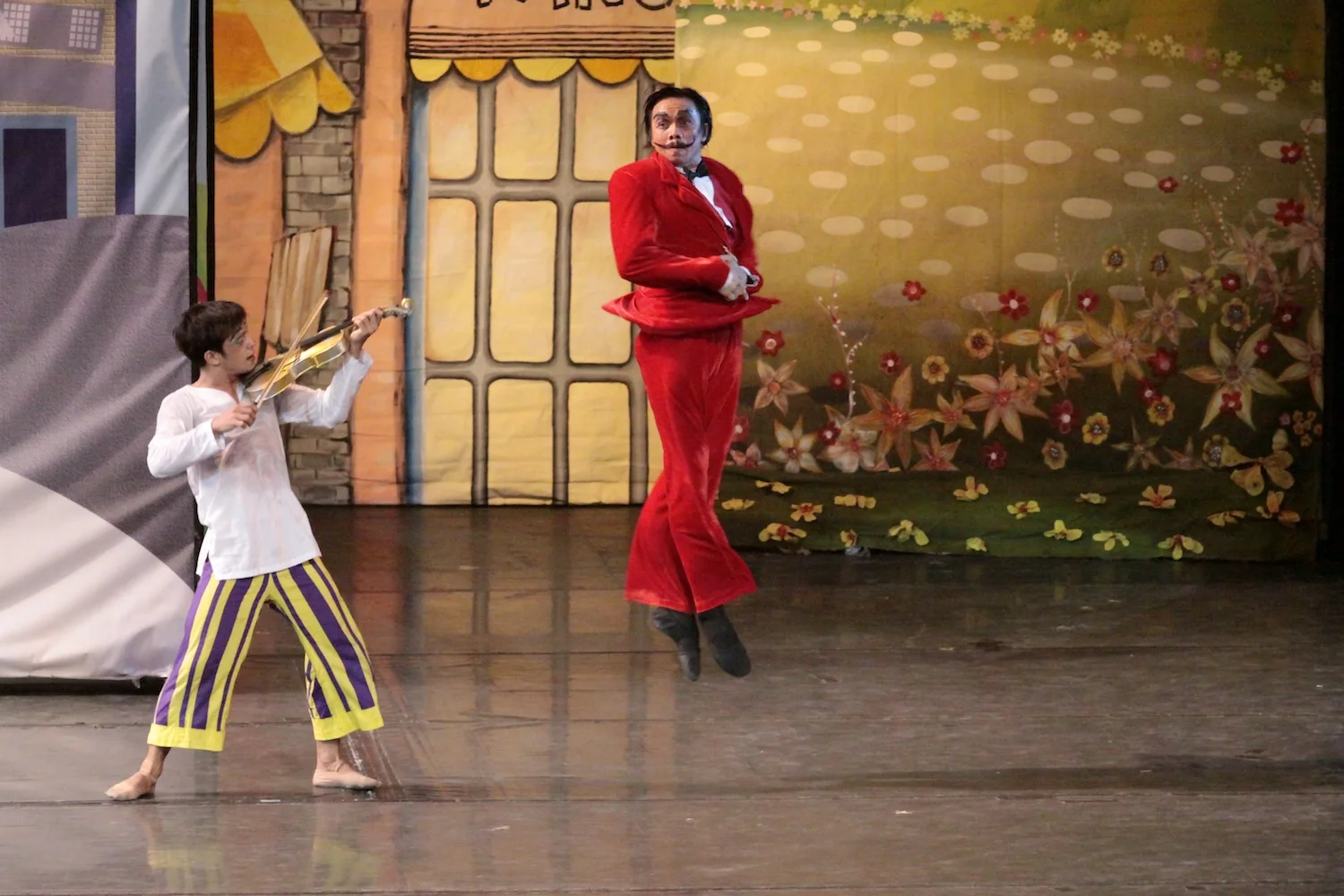 A scene from the fun and funny "Ang Mahiwagang Biyulin" that features original music by Ryan Cayabyab.