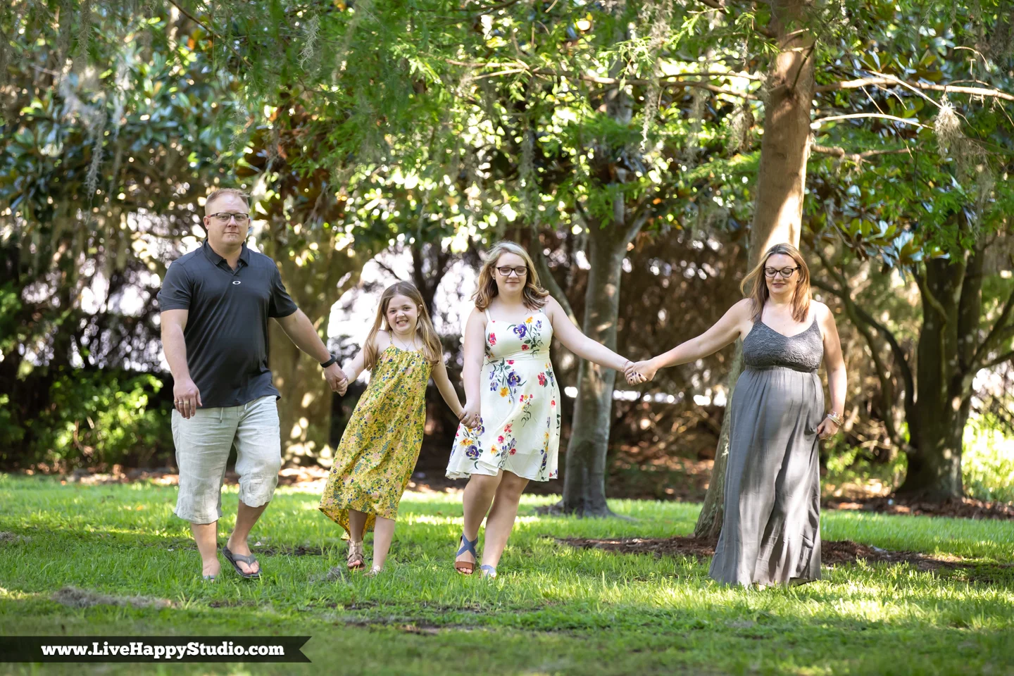 Holding hands together with younger kids can always be a fun family photo too!