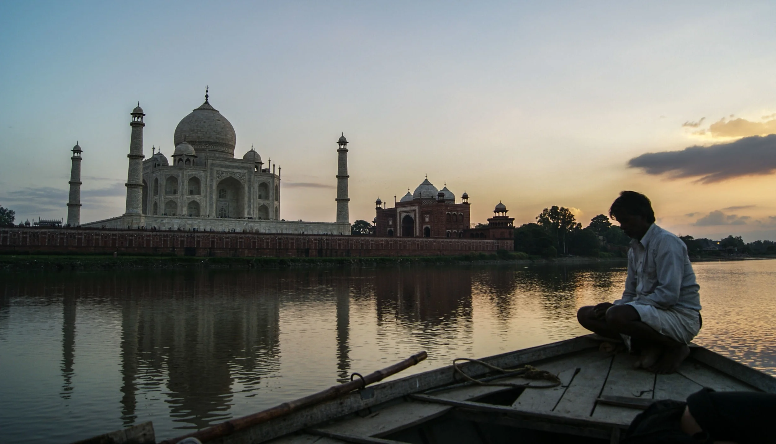boat&taj2.JPG