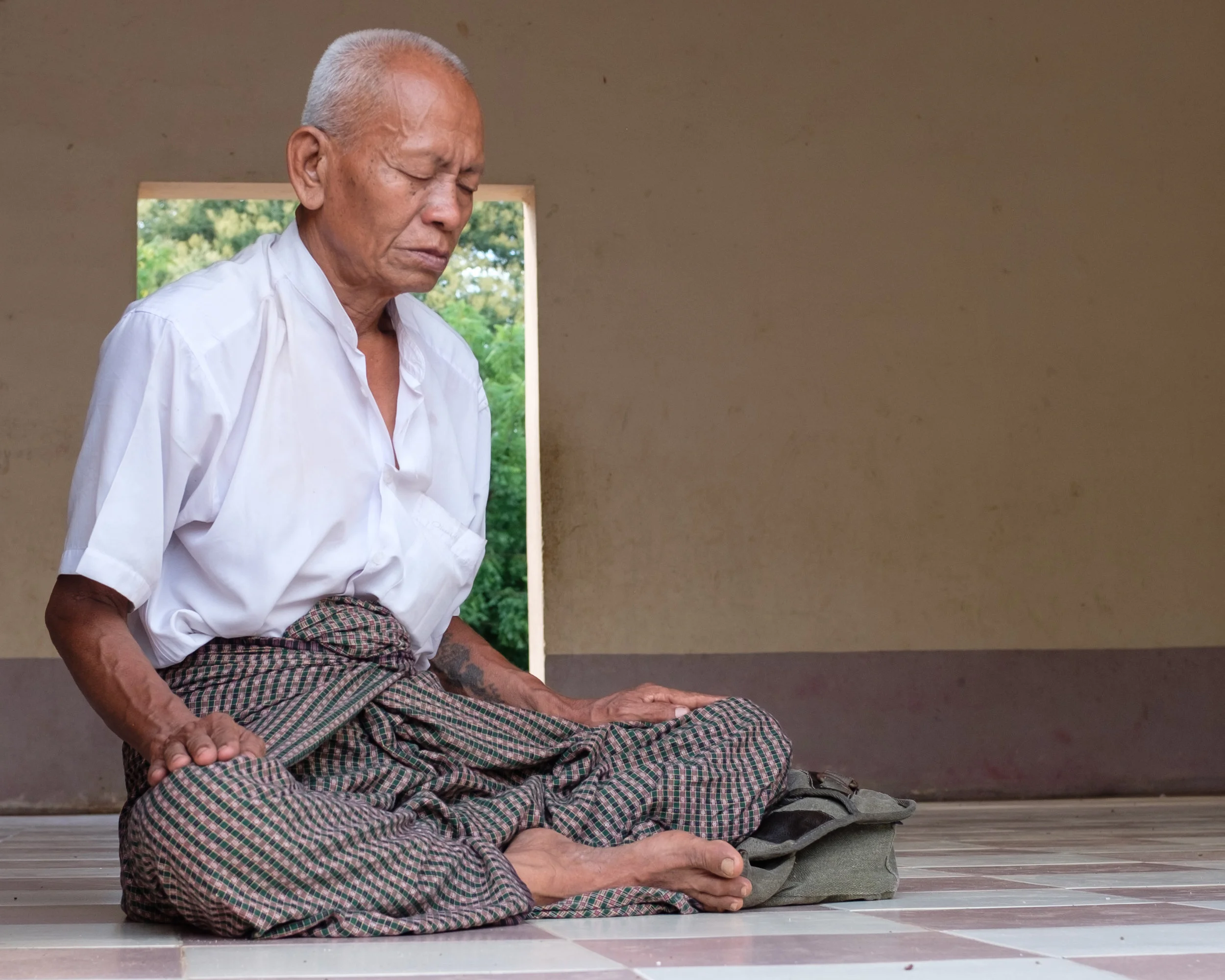 KENC2752 meditating 2000px.jpg