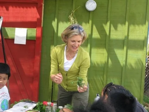 Laurie Dill teaching 5th graders how to grow and cook with herbs at the 24th Street Garden classroom