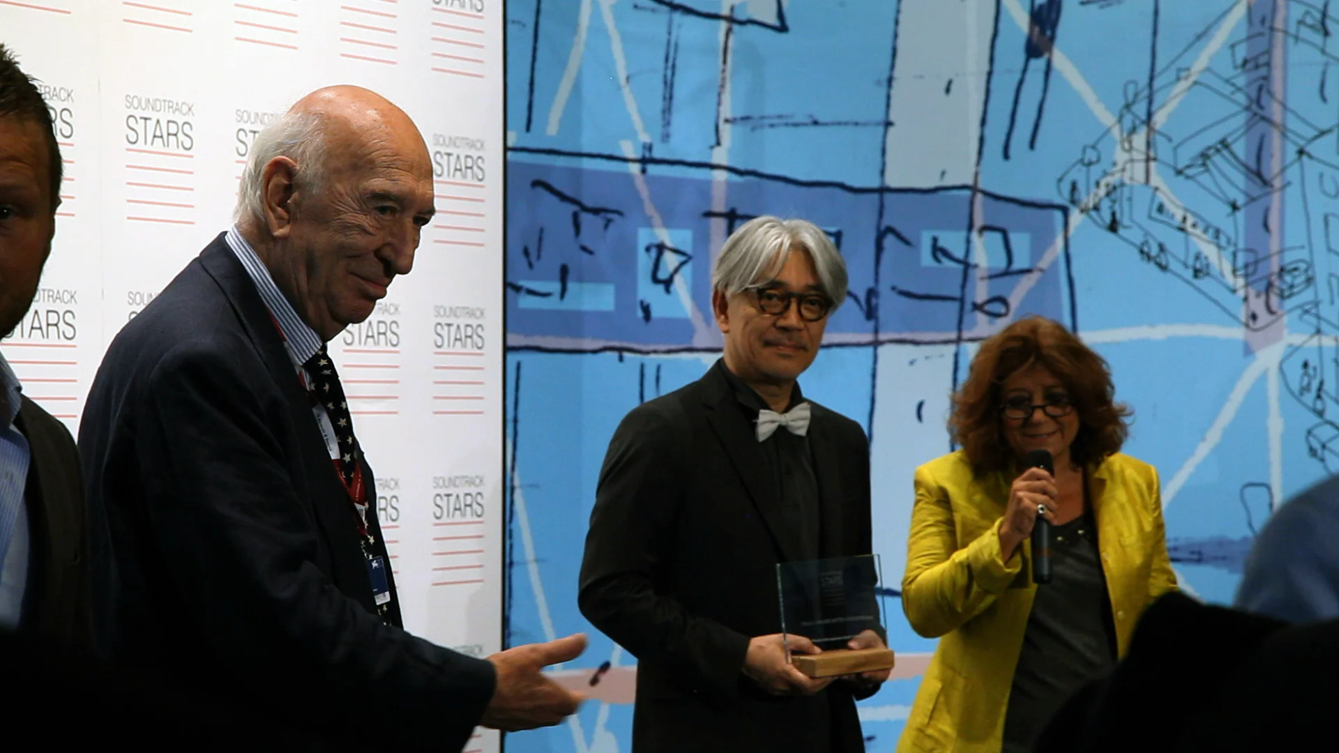 Mr. Ryuichi Sakamoto receiving his prize photo courtesy : tiwi_FREE EVENT