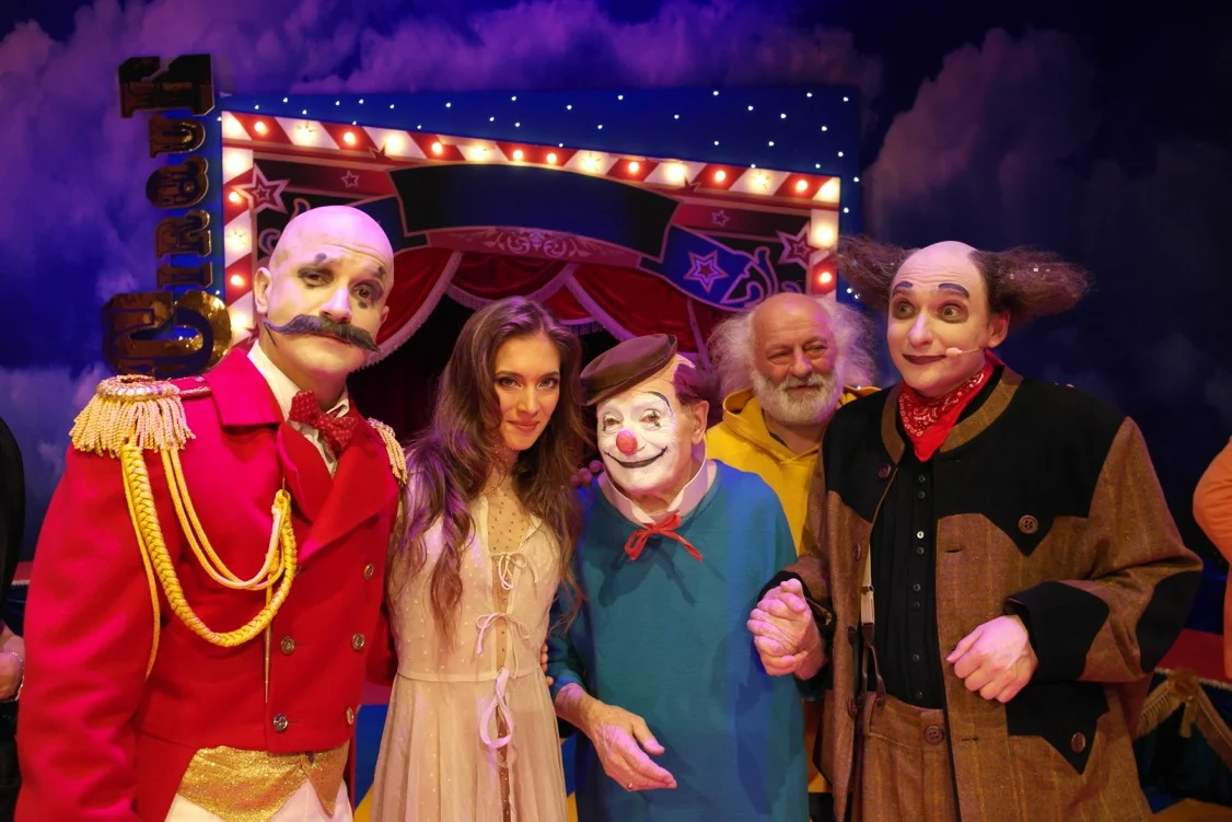 Erika with cast members Yegor Druzhinin , Pierre Étaix , Semen Shuste r and Slava Polunin who attended the last show.