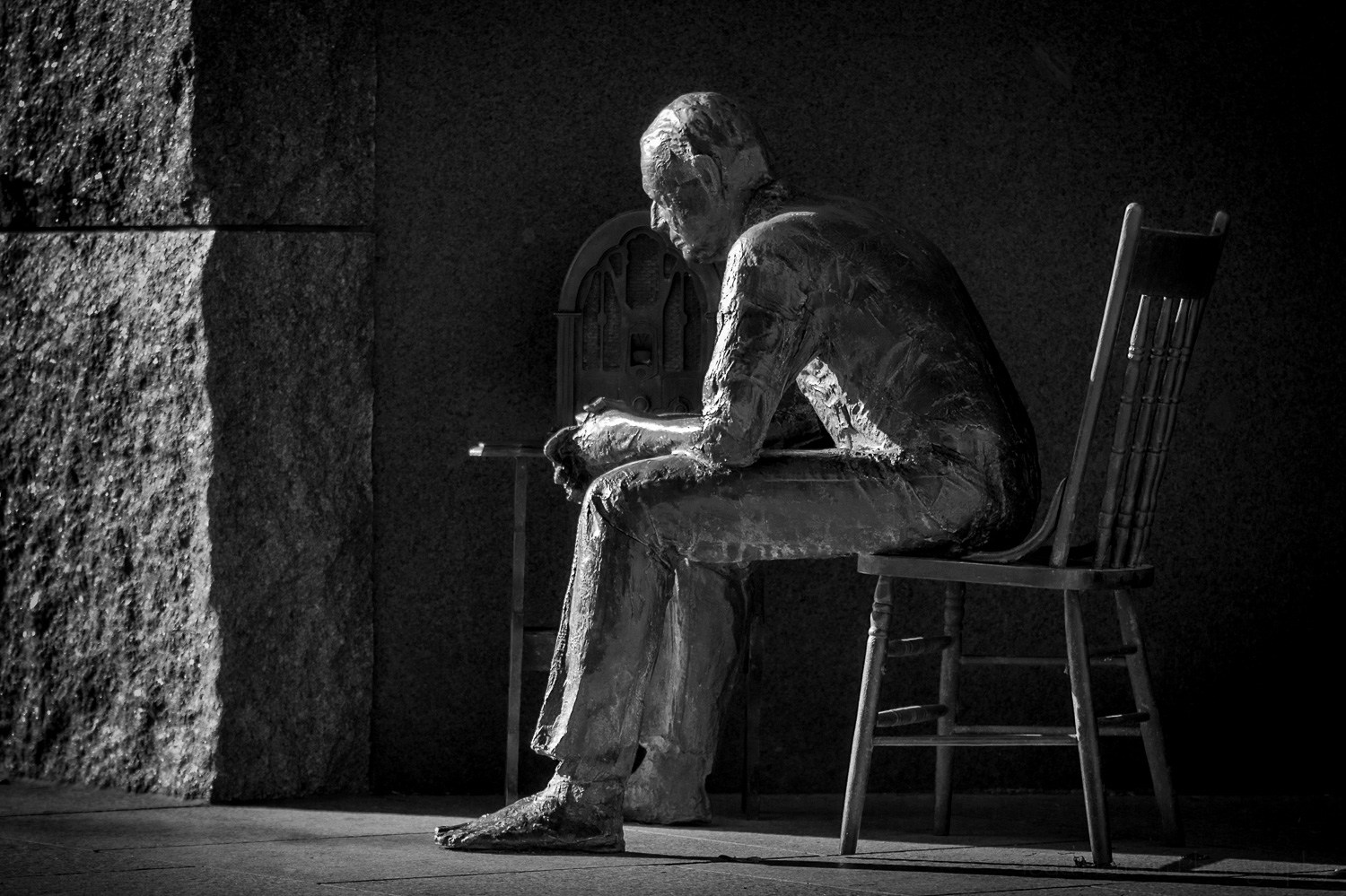 Black and white photo of statue in Franklin Delano Roosevelt Memorial.