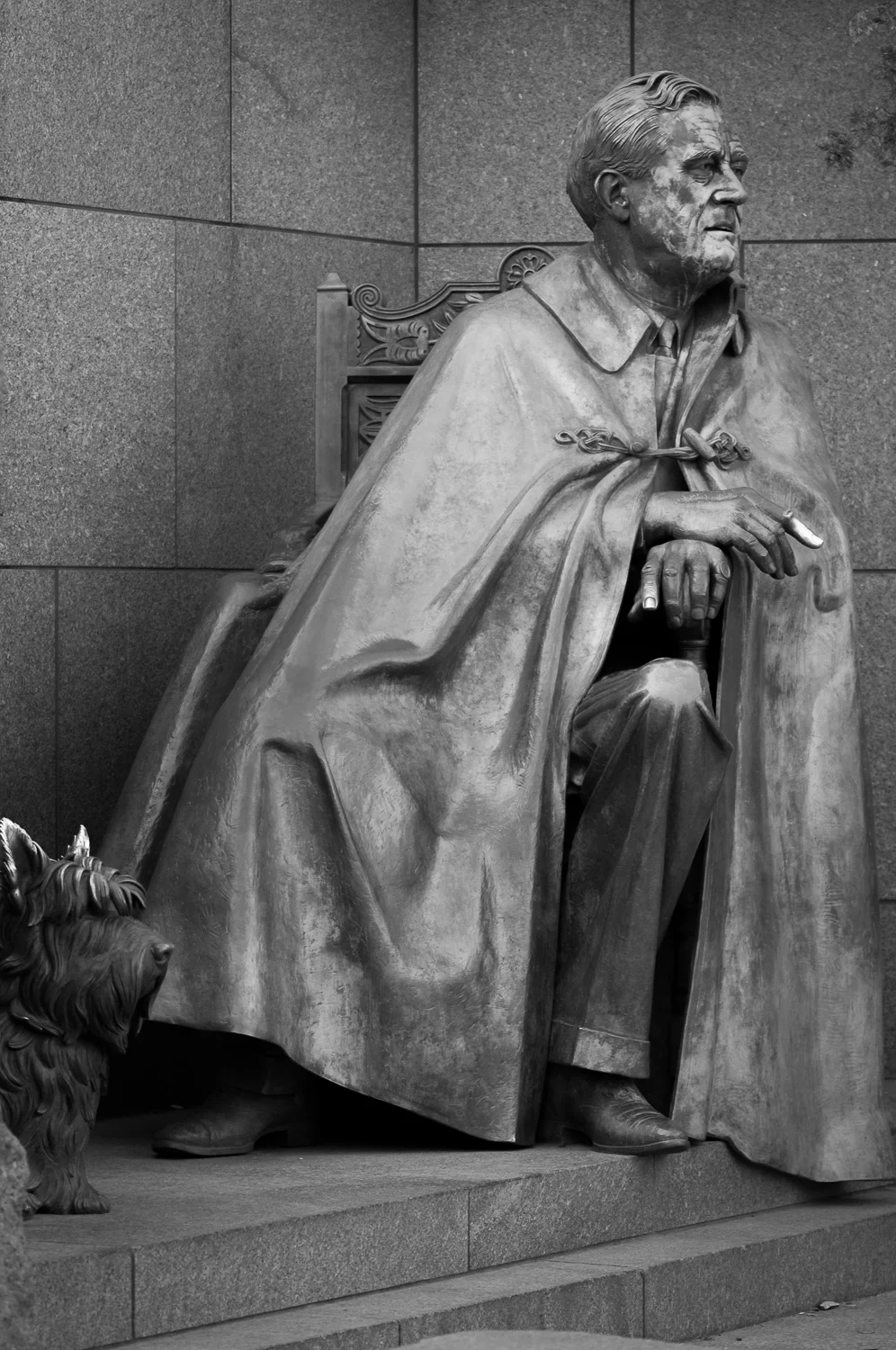 Black and white photo of statue of Franklin Delano Roosevelt and his dog in Franklin Delano Roosevelt Memorial.