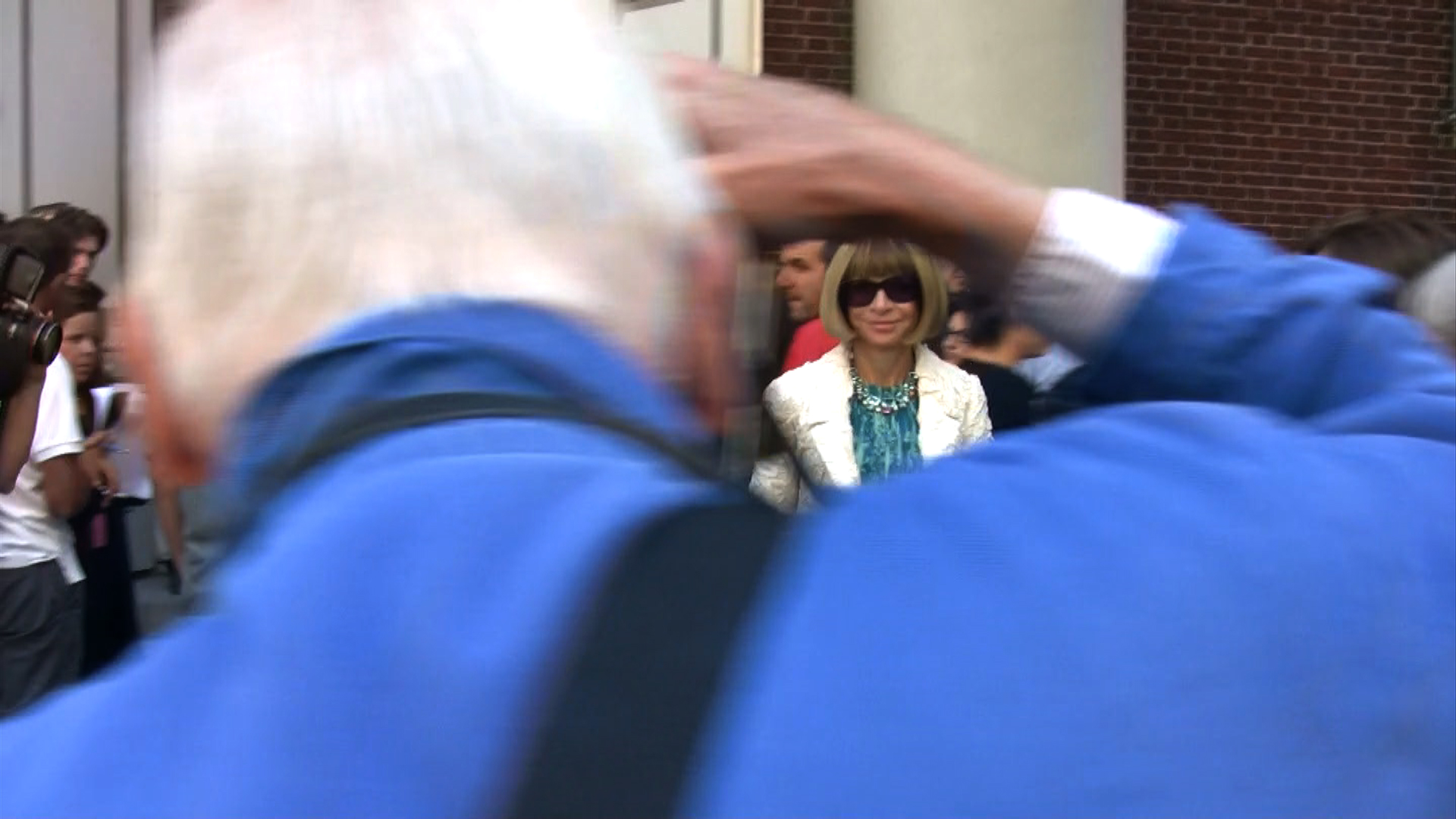 Bill Cunningham photographing Vogue editor Anna Wintour, in BILL CUNNINGHAM NEW YORK. A film by Richard Press. A Zeitgeist Films release. Photo credit: First Thought Films / Zeitgeist Films