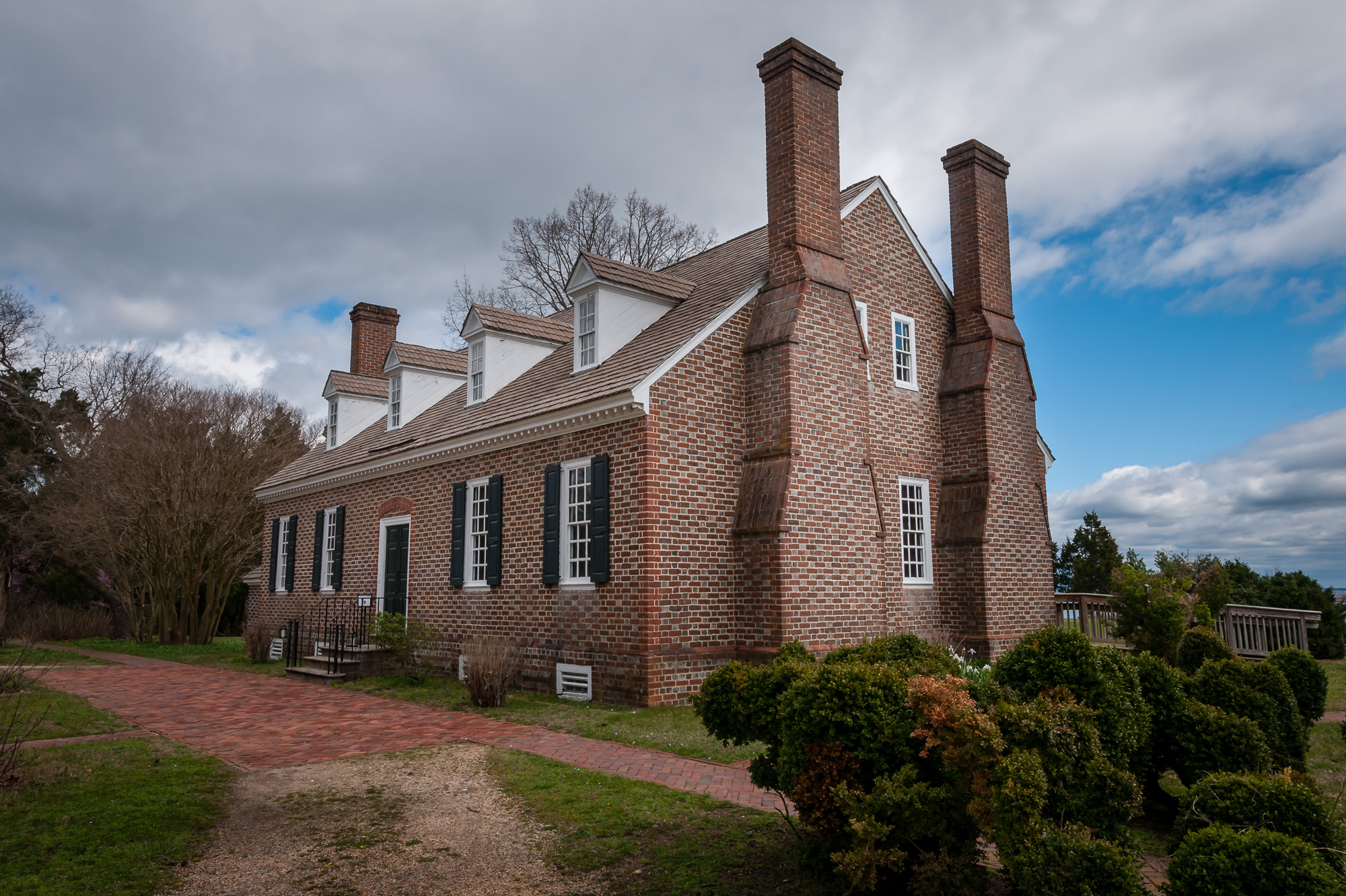 Side view of the Memorial House. The Colonial Garden was along the trail further to the right.