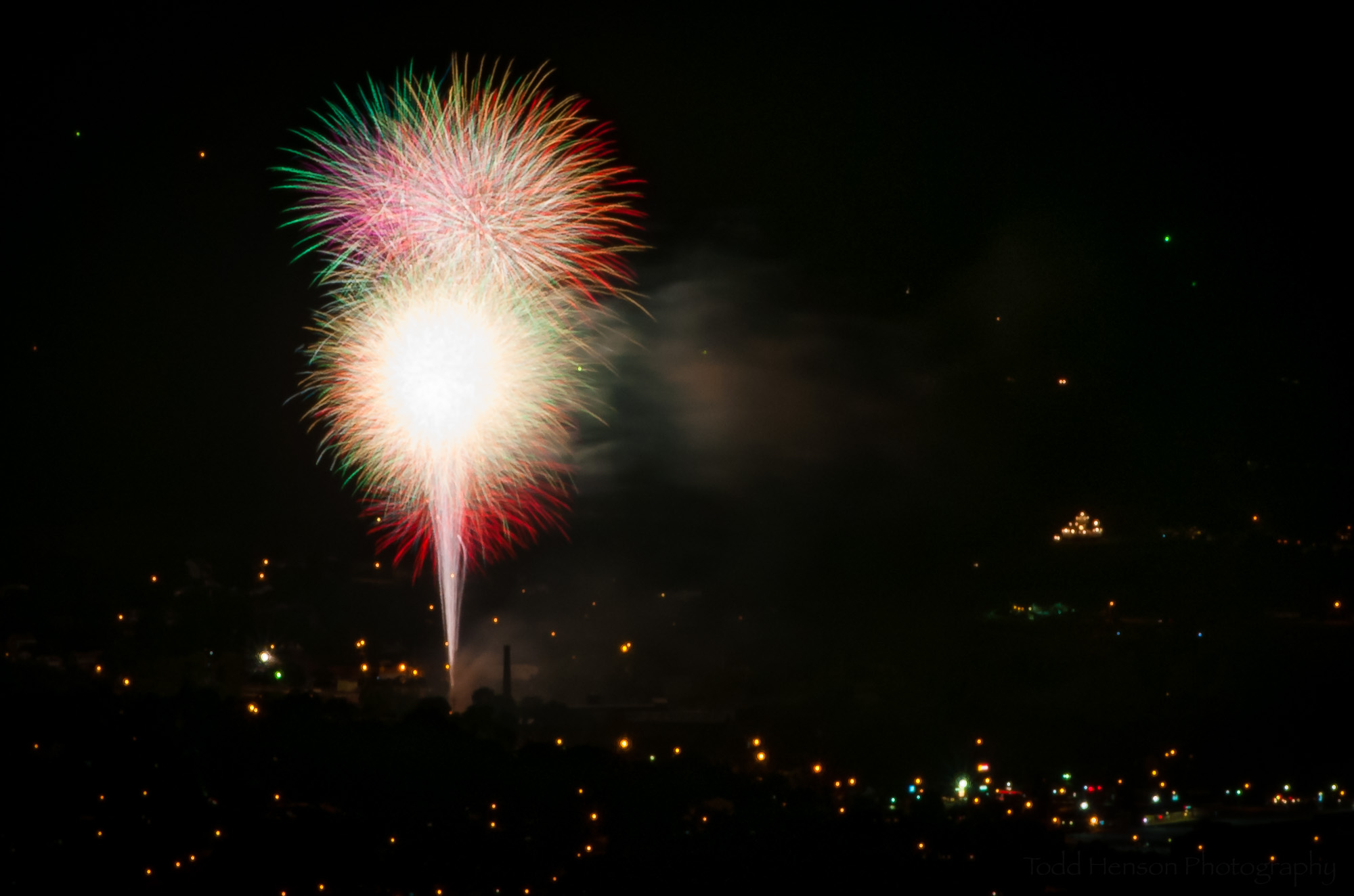 This image is a single photograph towards the end of the fireworks show.