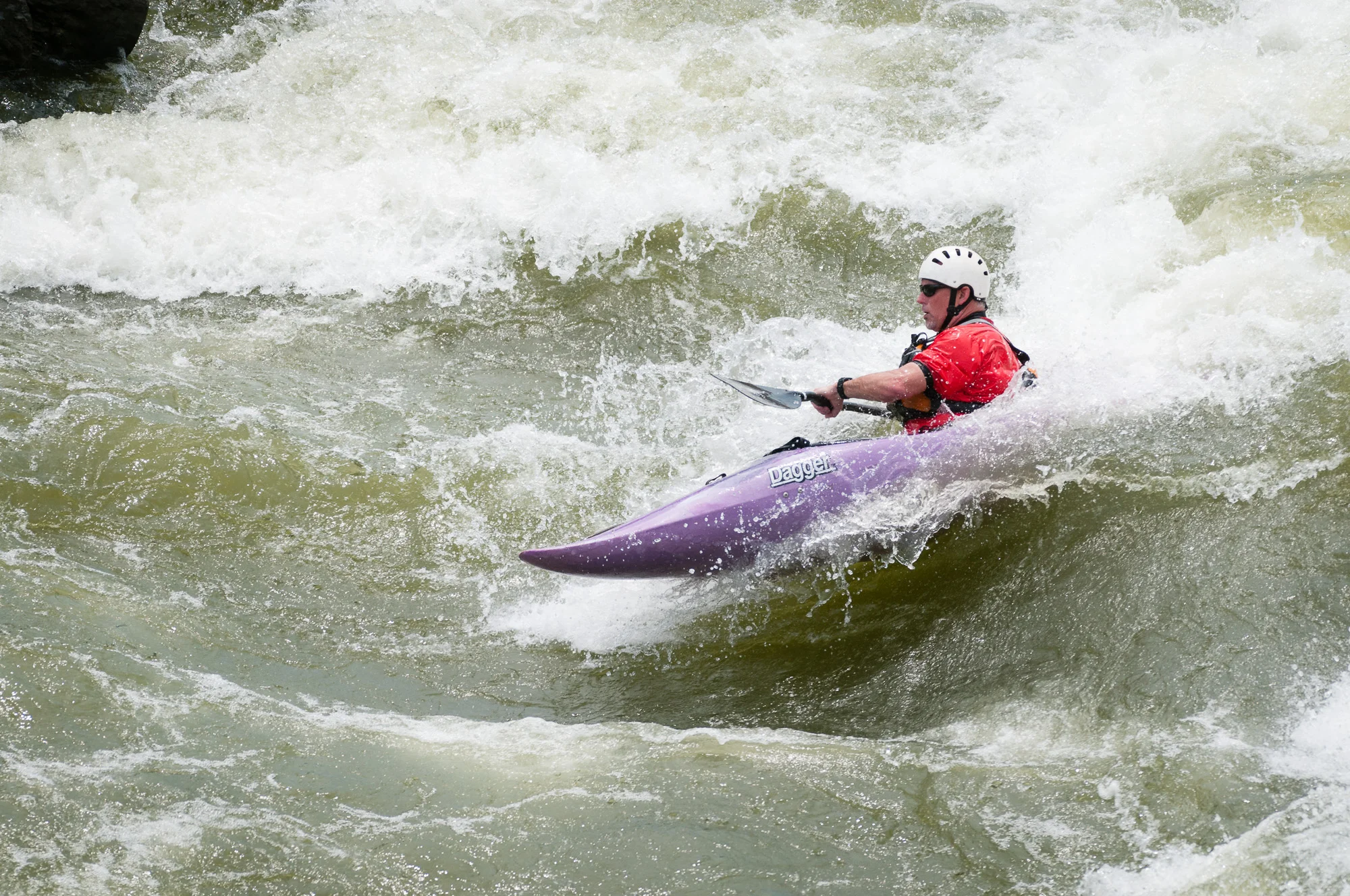 A wide aperture results in a faster shutter speed, freezing action and showing more detail in the water. ISO 320, aperture f/6.3, shutter speed 1/1250 second.