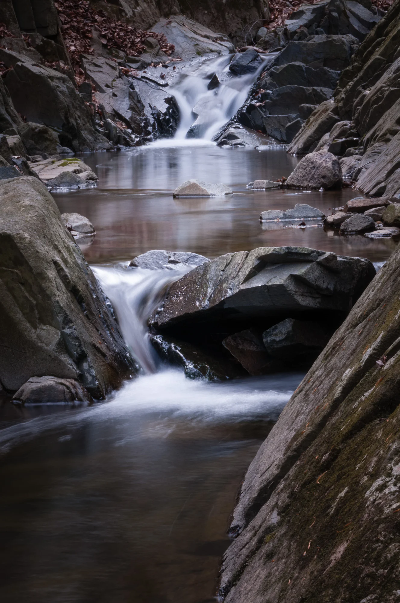 A telephoto focal length (80 mm) compresses the scene, bringing the foreground and background closer together.