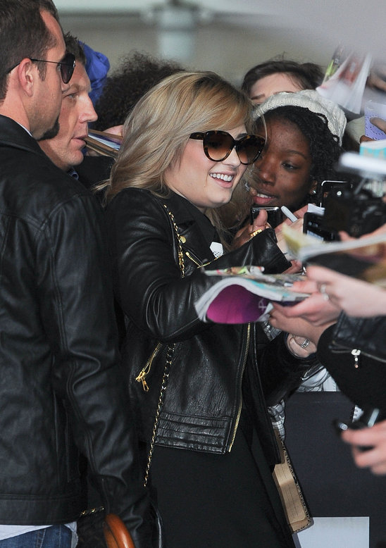 demi_lovato_gkreeted_by_a_large_crowd_of_fans_in_london.jpg