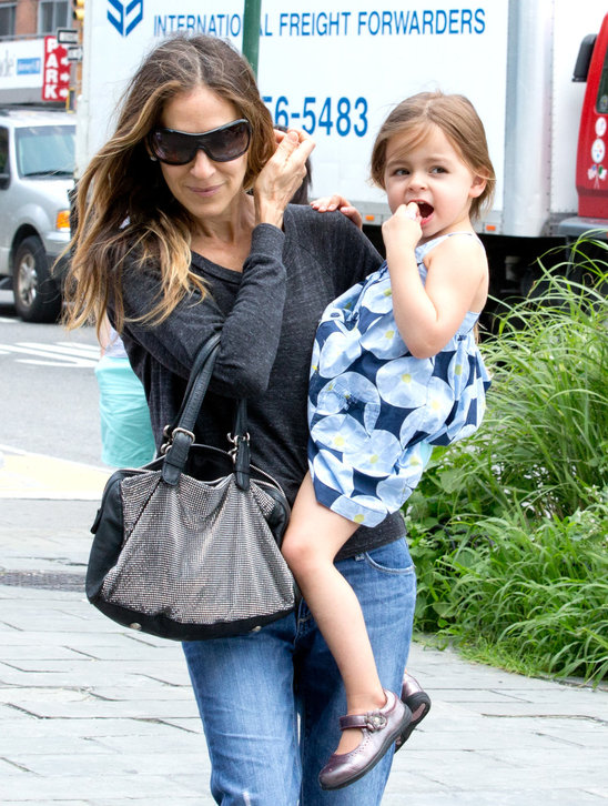 sarah_jessica_parker_pics_up_her_twin_daughters_from_schhool.jpg