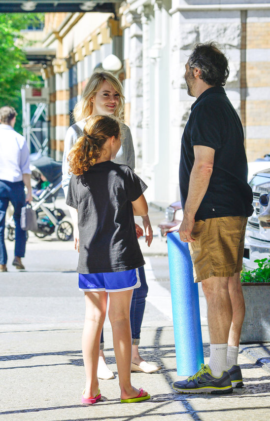 Emma Stone Bumps Into A Friend And His Daughter In Manhattan! — Every ...
