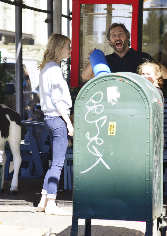 emma_stone_bumps_into_a_friend_and_his_daughter_in_manhalttan.jpg