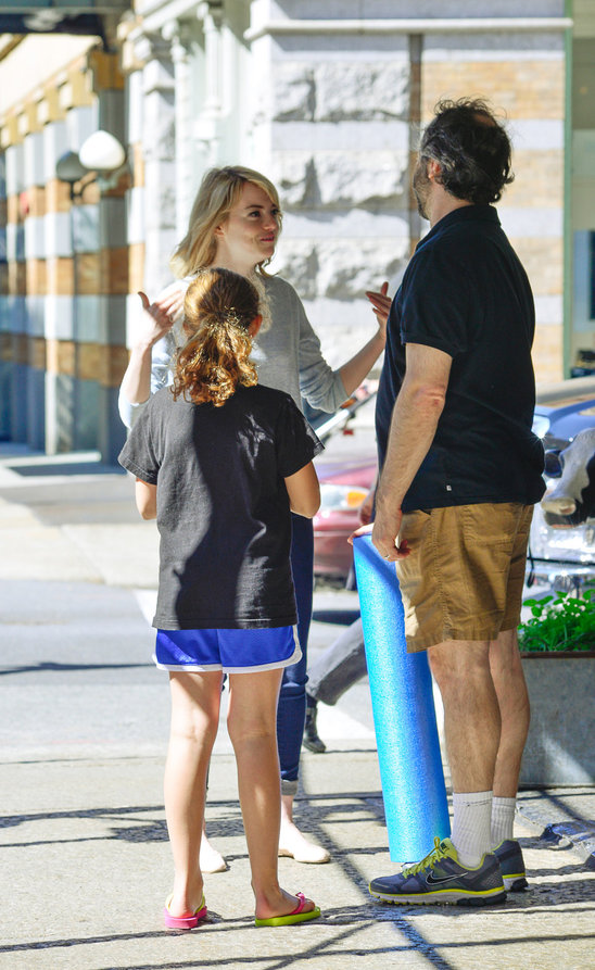 emma_stone_bumps_into_a_friend_and_nhis_daughter_in_manhattan.jpg