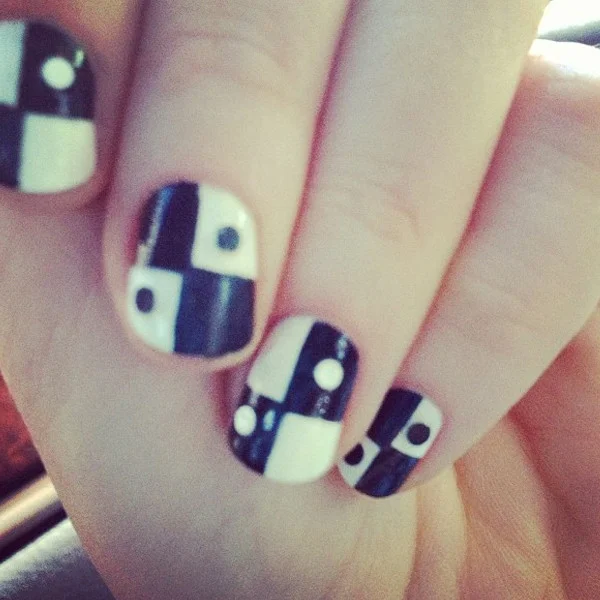 Zooey Deschanel Chic Black-and-White Nails at the 2013 Emmy Awards