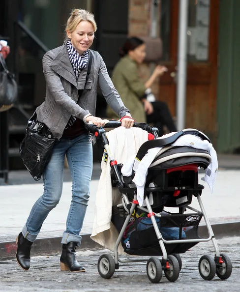 Naomi+Watts+Naomi+Watts+Pushing+Empty+Stroller+30P977hL0UTl.jpg