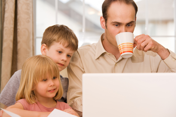 Dads, Not Moms, Benefit From Flexible Work